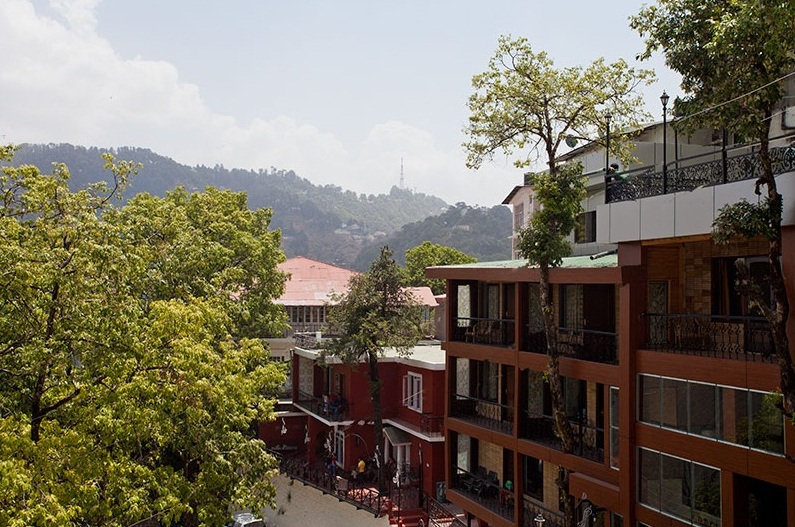 Hotel Emerald Heights-Mango Tree Courtyard — photo 3