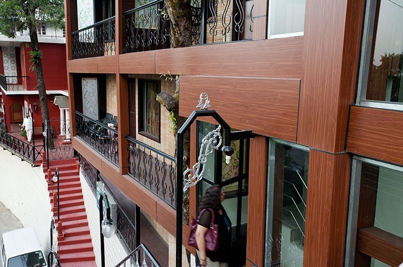 Hotel Emerald Heights-Mango Tree Courtyard — photo 8