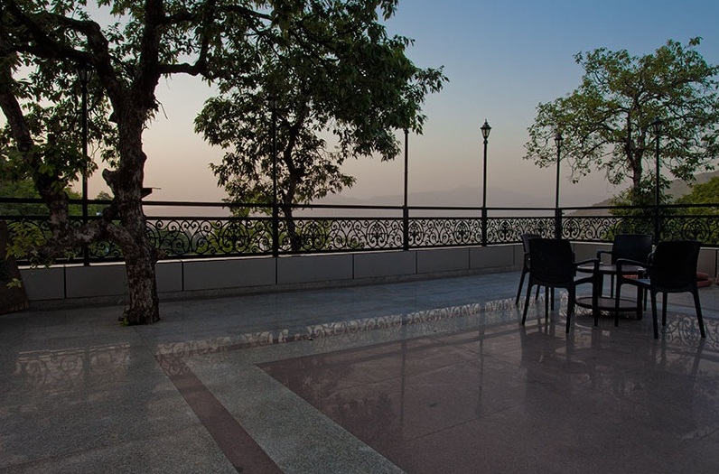 Hotel Emerald Heights-Mango Tree Courtyard — photo 12