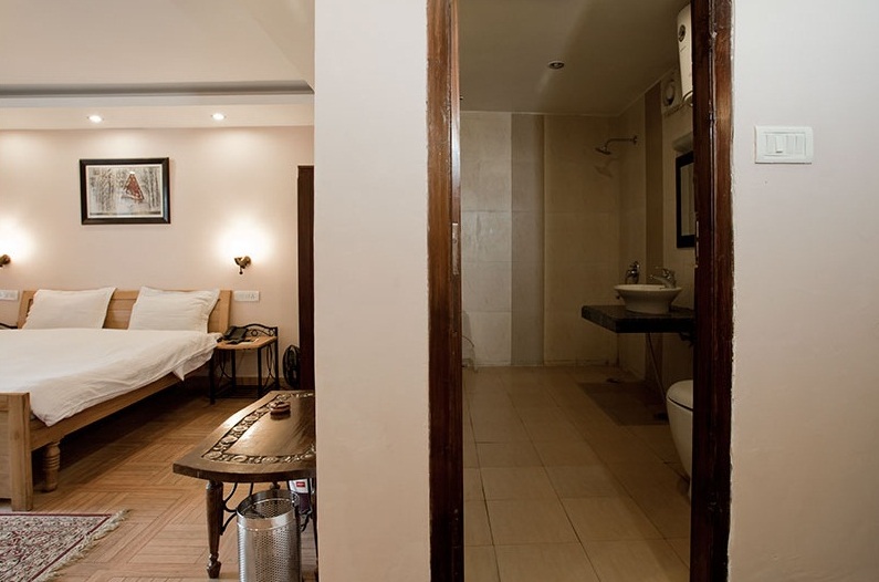 Hotel Emerald Heights-Mango Tree Courtyard — photo 13