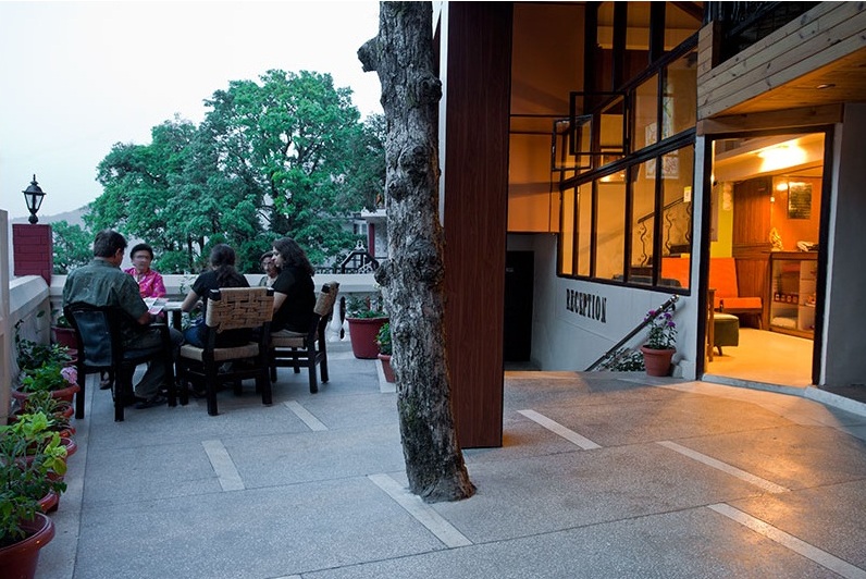 Hotel Emerald Heights-Mango Tree Courtyard — photo 7