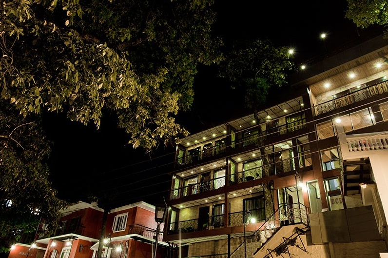 Hotel Emerald Heights-Mango Tree Courtyard — photo 5