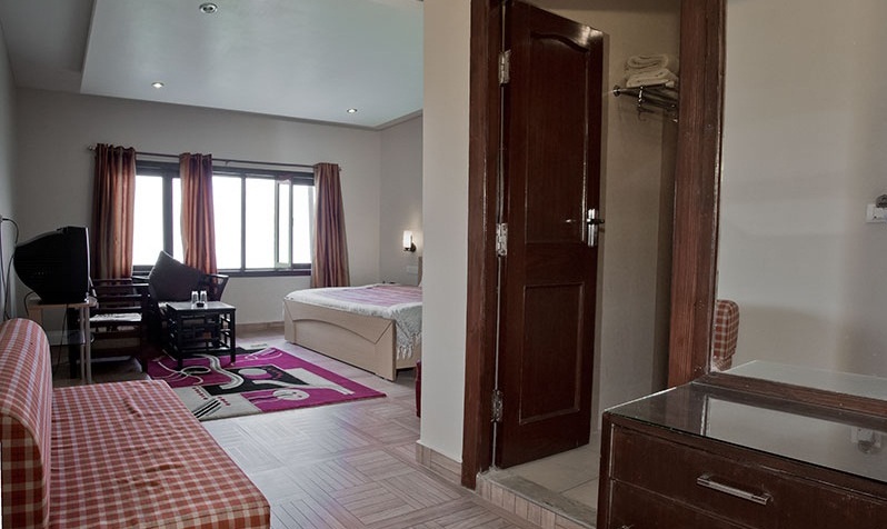 Hotel Emerald Heights-Mango Tree Courtyard — photo 11