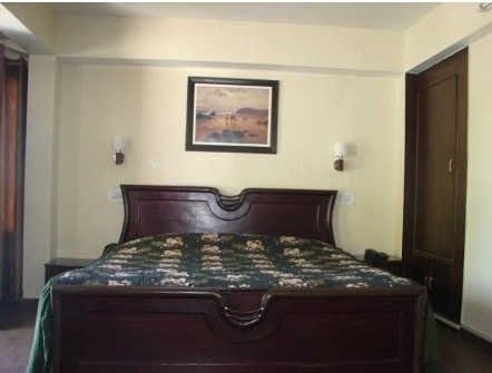Hotel Emerald Heights-Mango Tree Courtyard — photo 14