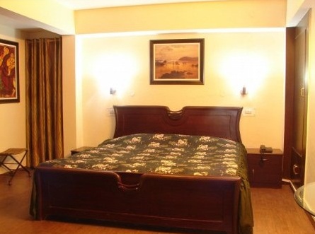 Hotel Emerald Heights-Mango Tree Courtyard — photo 16