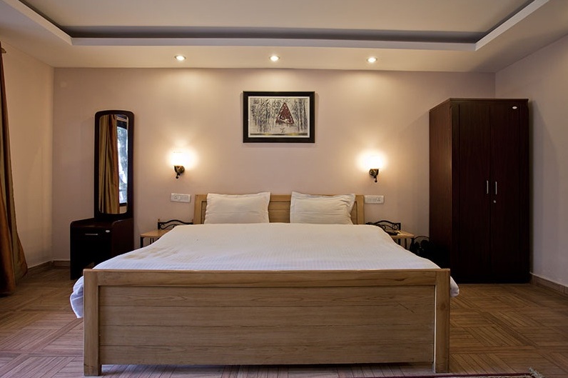 Hotel Emerald Heights-Mango Tree Courtyard — photo 19