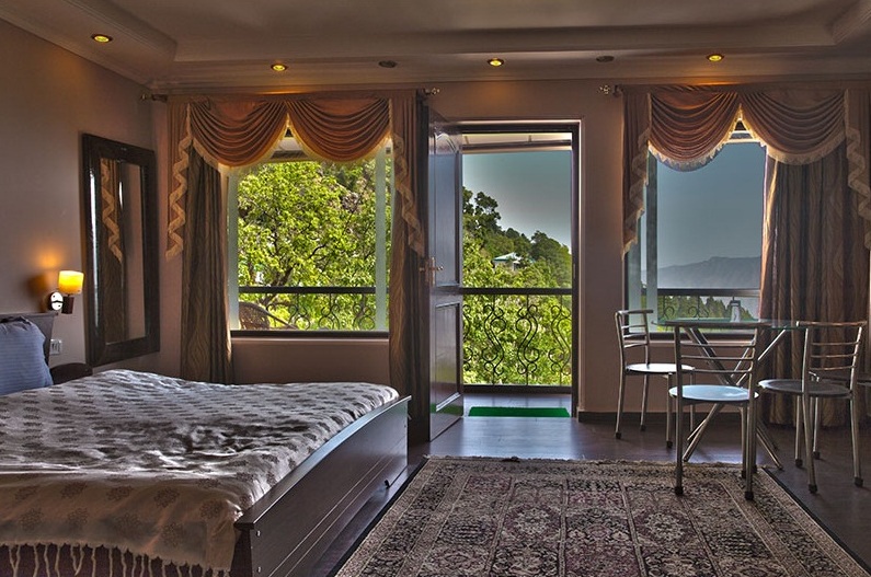 Hotel Emerald Heights-Mango Tree Courtyard — photo 28