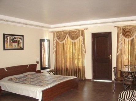 Hotel Emerald Heights-Mango Tree Courtyard — photo 21
